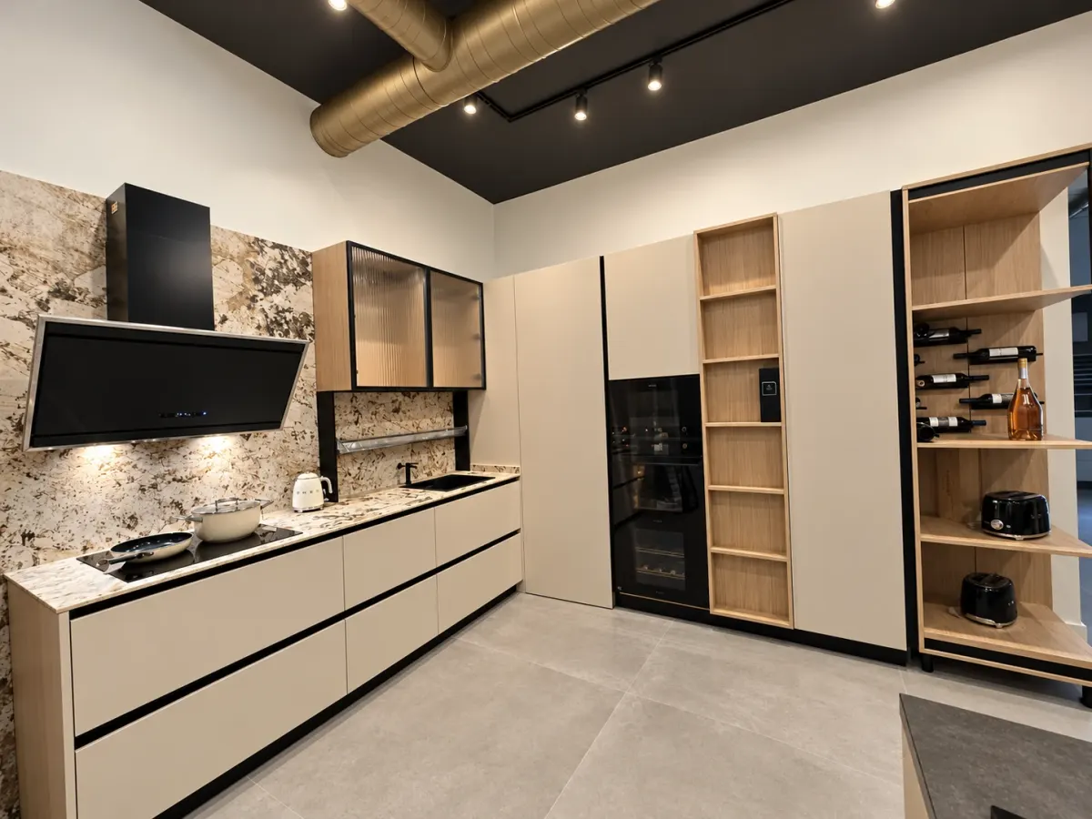 Cocina beige sin tiradores con frente de granito y torre abierta de roble