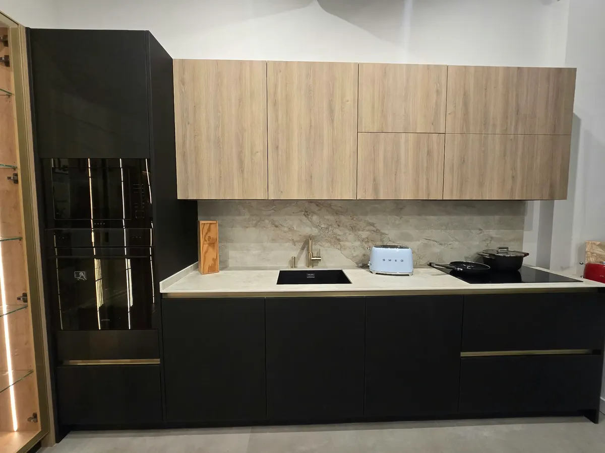 Lineal negro con altos de roble y vitrina con perfil dorado
